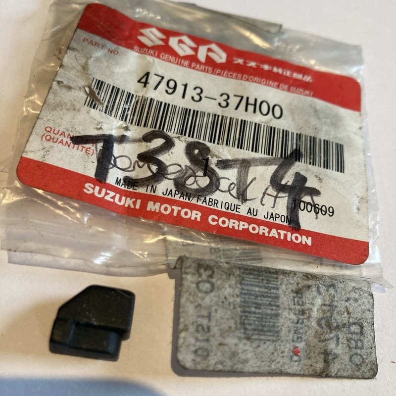 Suzuki 47913-37h00 Caoutchouc CarÃ©Nage ArriÃ¨Re Gsx-R 600 750 1000