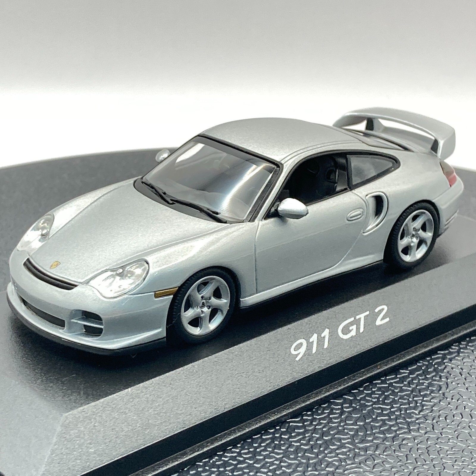 MINICHAMPS 1/43 Porsche 911 (996) GT2 silver 2001 Dealer MINICHAMPS 1/43 Porsche 911 (996) GT2 silver 2001 Dealer