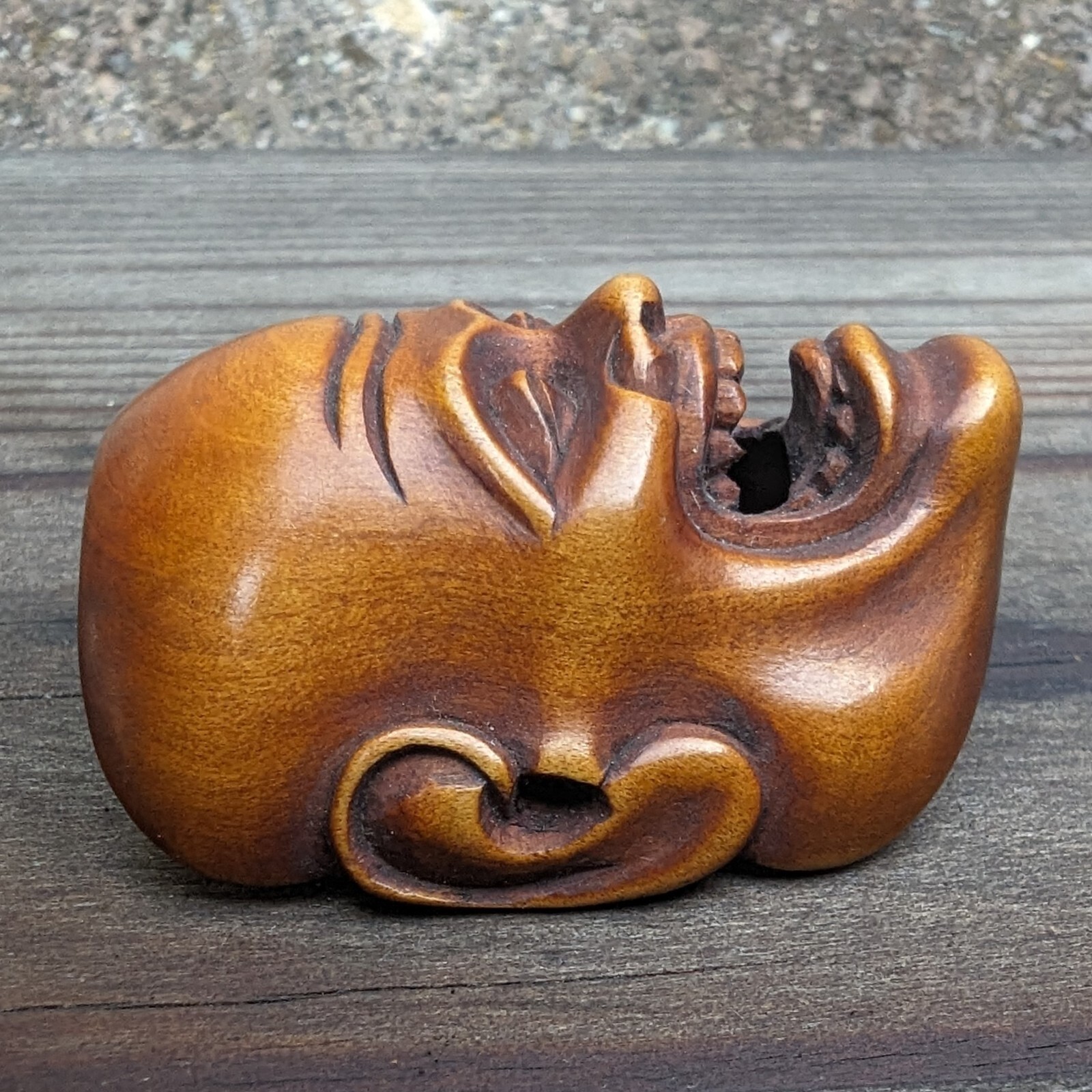 根付(netsuke) うちわの上の犬　木製 江戸時代 根付(netsuke) うちわの上の犬 木製 江戸時代