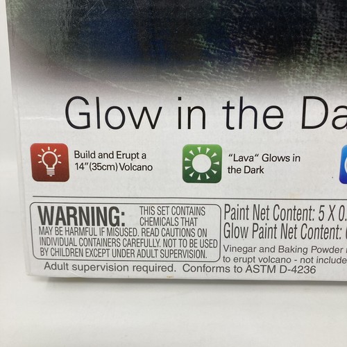 Smithsonian Earth Science Glow in the Dark Giant Volcano kit 14&rdquo; Model NEW