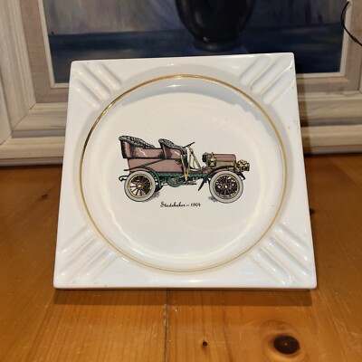 Vintage Ash Tray Featuring A 1904 Studebaker Ceramic Cigarette Smoking E6