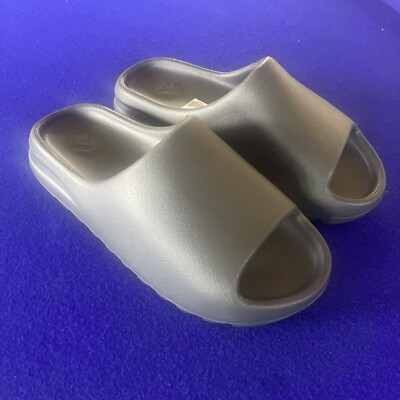 Yeezy Slides Onyx - Size 10