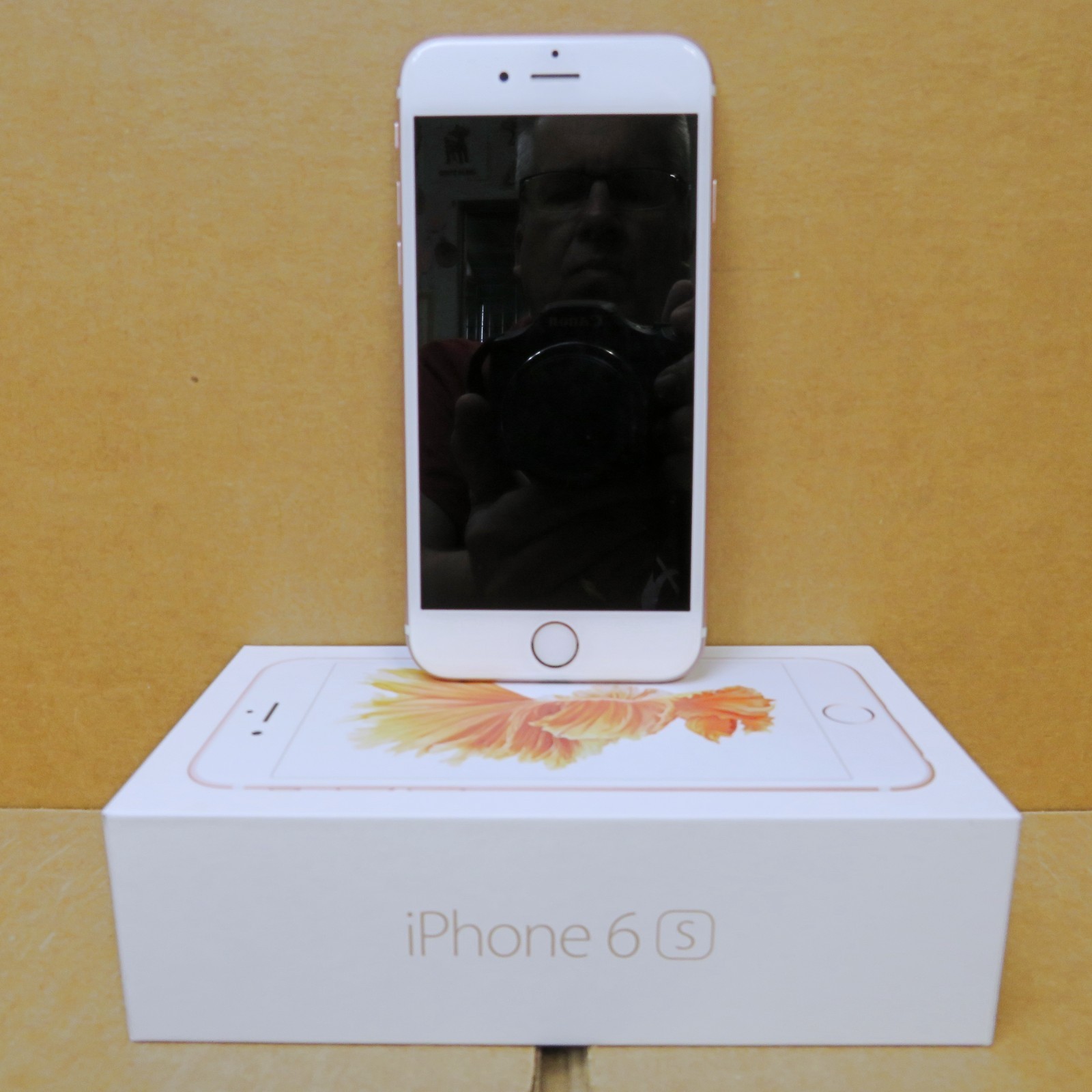 Apple iPhone 6s w/32 GB of StorageLocked to Straight Talk
