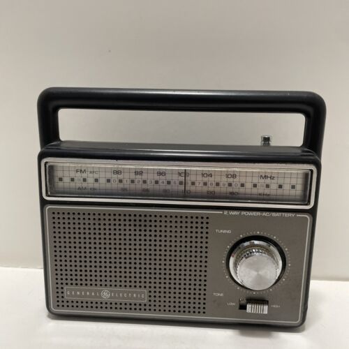 GE Vtg General Electric AM/FM Portable Radio Model 7-2826 H GE Vtg General Electric AM/FM Portable Radio Model 7-2826 H