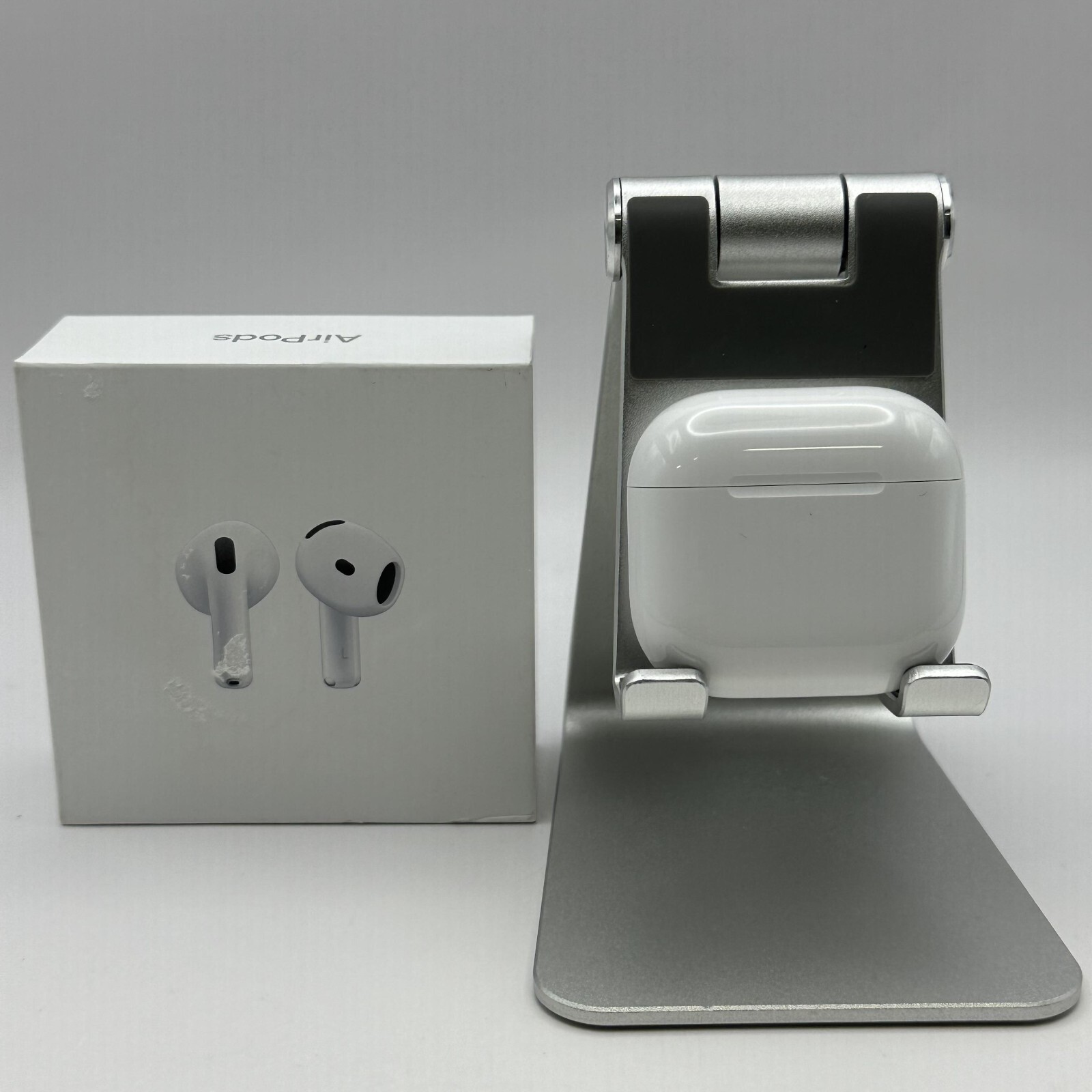 Apple AirPods (4th Gen) USB-C White - Very Good Condition w/Box Apple AirPods (4th Gen) USB-C White - Very Good Condition w/Box