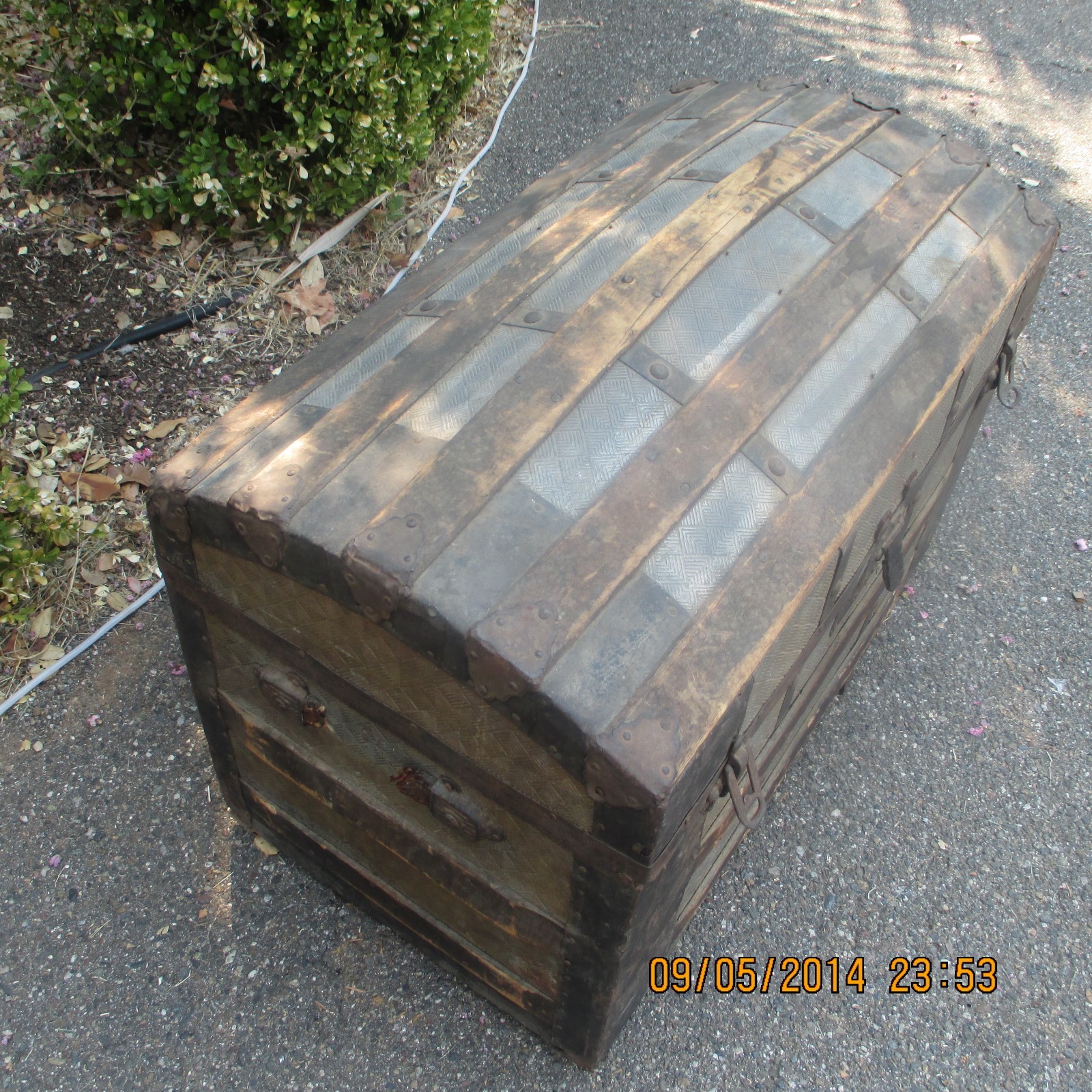 ANTIQUE /VINTAGE WOOD CAMEL/HUMP BACK TRAVEL TRUNK- 28