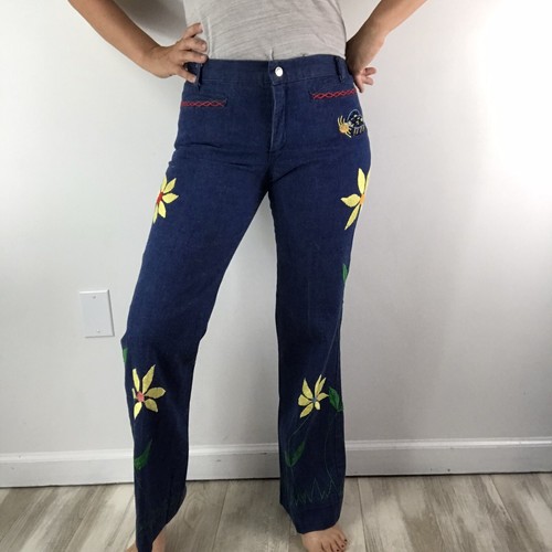 豊富な品揃え 花のビンテージ70年代のヒッピーは 照明弾ベル底部ジーンズ30ウエストunbrandに刺繍しました 配送ネットワーク アパレル ファッション レディース Raw Macadamia Mx