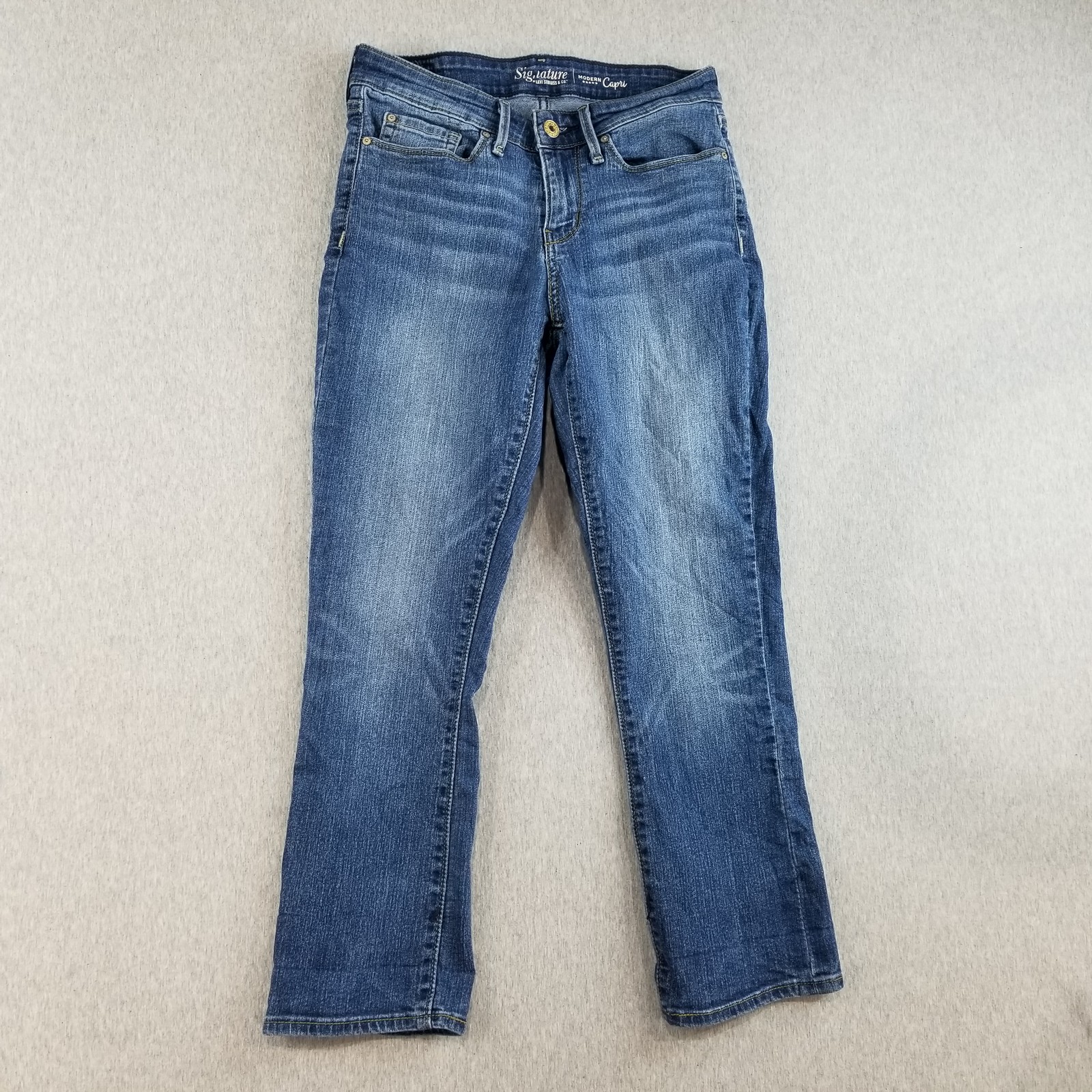 Levi Jeans Women's Sz 4 Modern Capri Med Wash Normcore  Trendy Nice Quality
