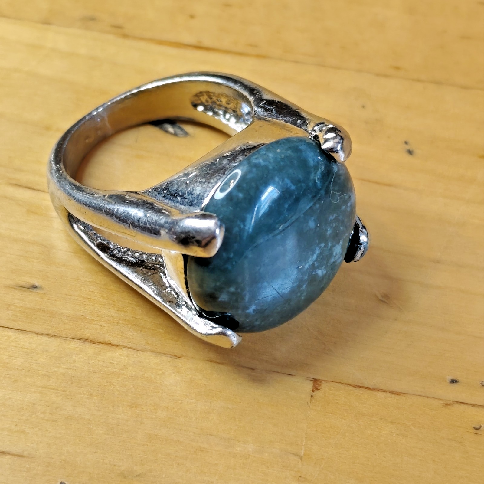 anello vintage acciaio con pietra minerale verde incastonata -misure in foto