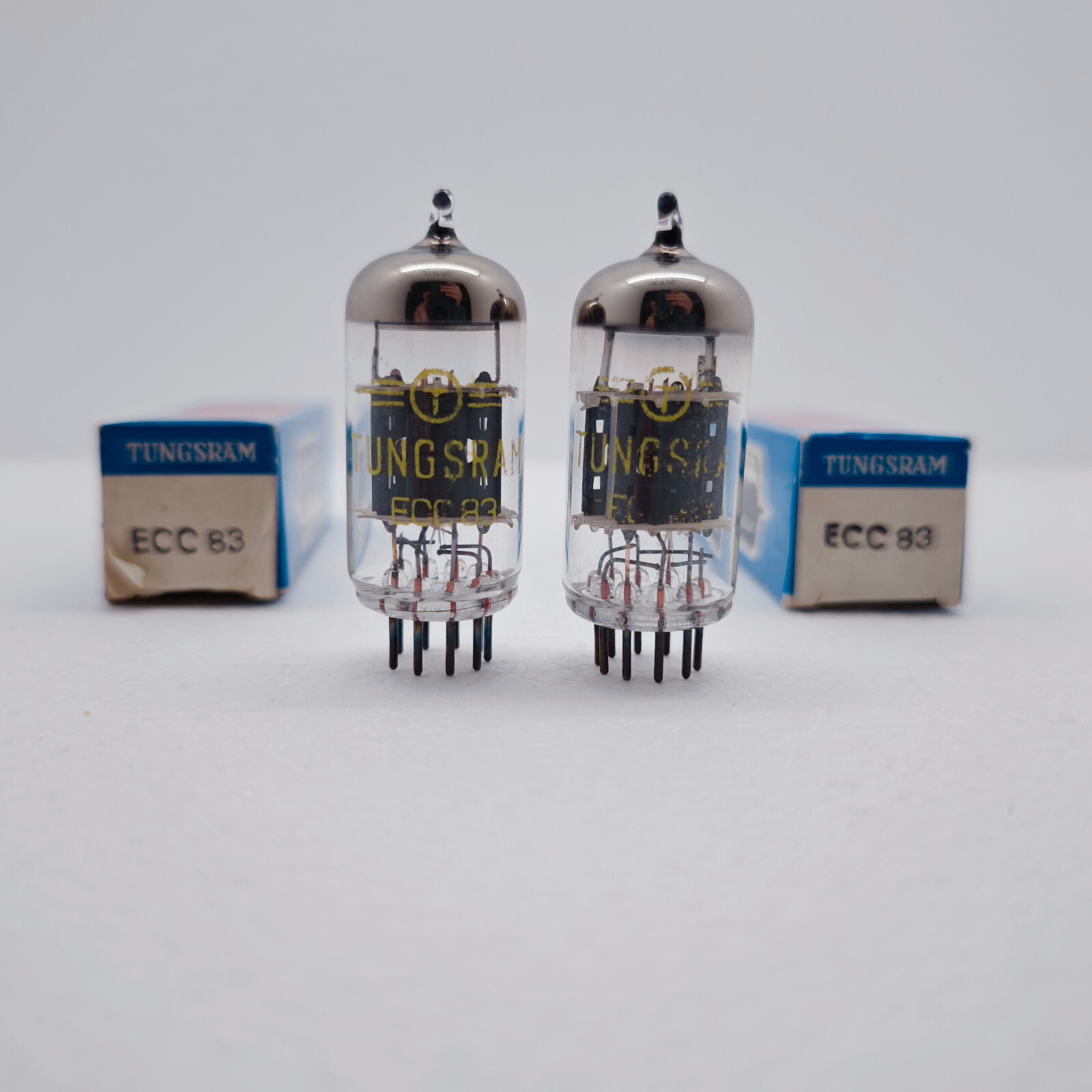 ECC83 12AX7 Tungsram Hungary double support large getter,70s ECC83 12AX7 Tungsram Hungary double support large getter,70s