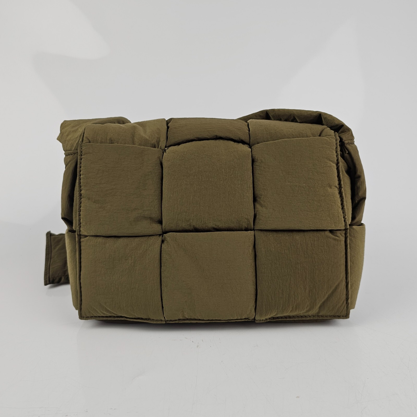 新品未使用！BOTTEGA VENETA PADDED PAPIER NYLON BOTTEGA VENETA Padded Paper Nylon and Intrecciato Leather