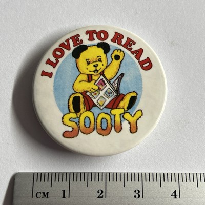 Collectible pin badge I love to read Sooty Television tv puppet character
