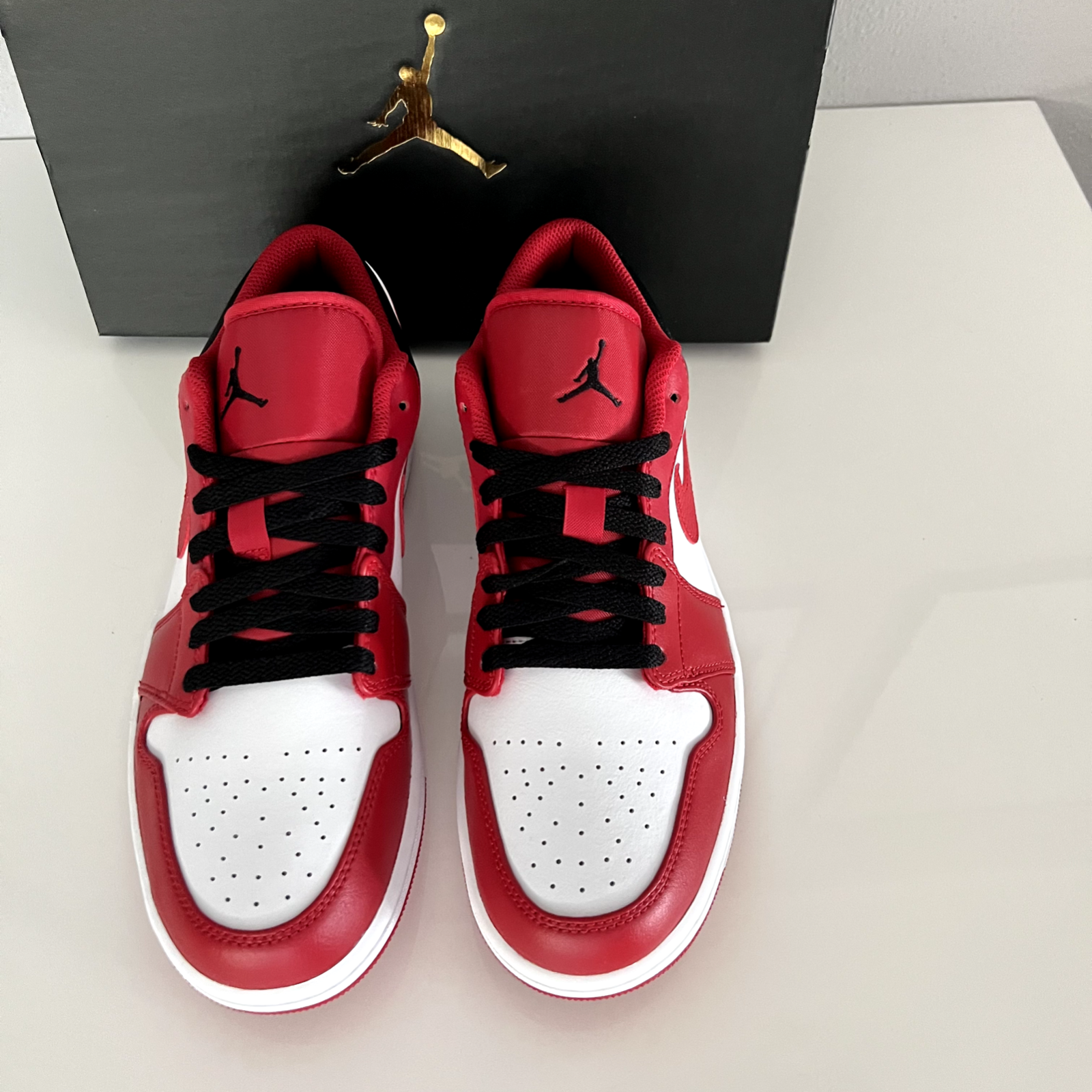 JORDAN NIKE AIR JORDAN 1 LOW BULLS WHITE/GYM RED-BLACK GR. 43 US9.5 SNEAKER NEU IN OVP