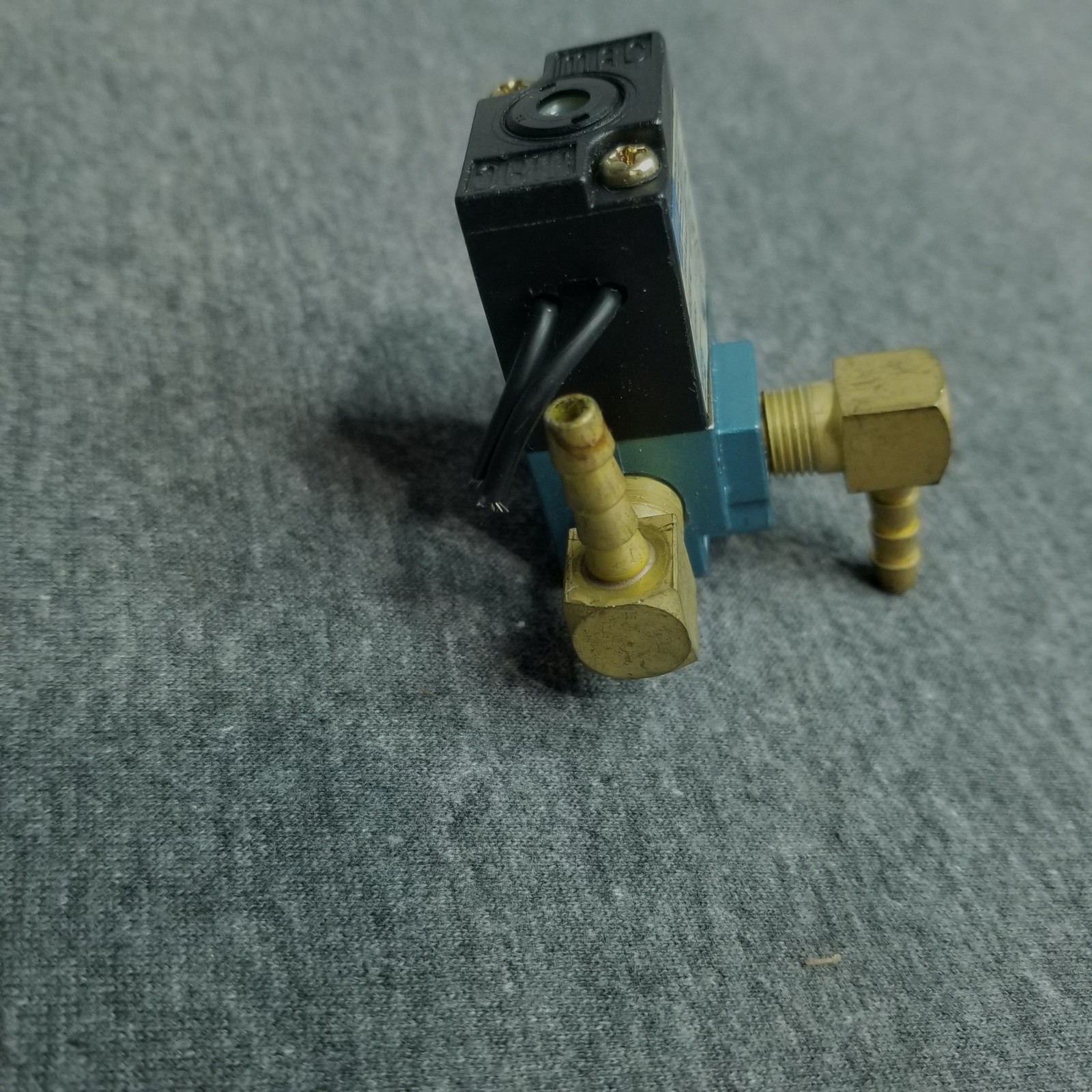 Mac 35A-AAA-DDBC-1BA Valve 12VDC 5.4 Watts Vac to 230PSI Center Down Valve