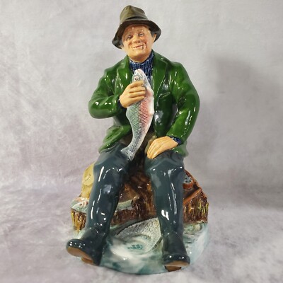ROYAL DOULTON '' A GOOD CATCH''  FISHERMAN  FIGURINE 1965 ENGLAND 7.5''