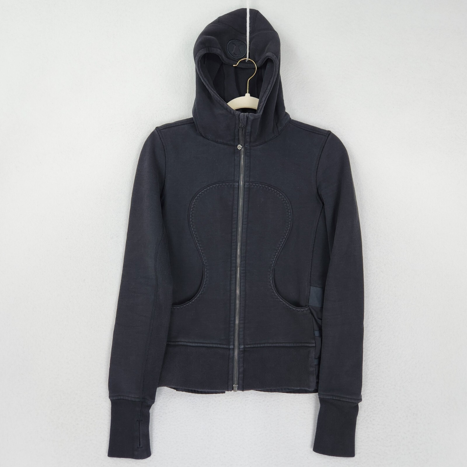 Lululemon フード付き黒ジャケット サイズ2 Lululemon フード付き黒ジャケット サイズ2 Lululemon フード