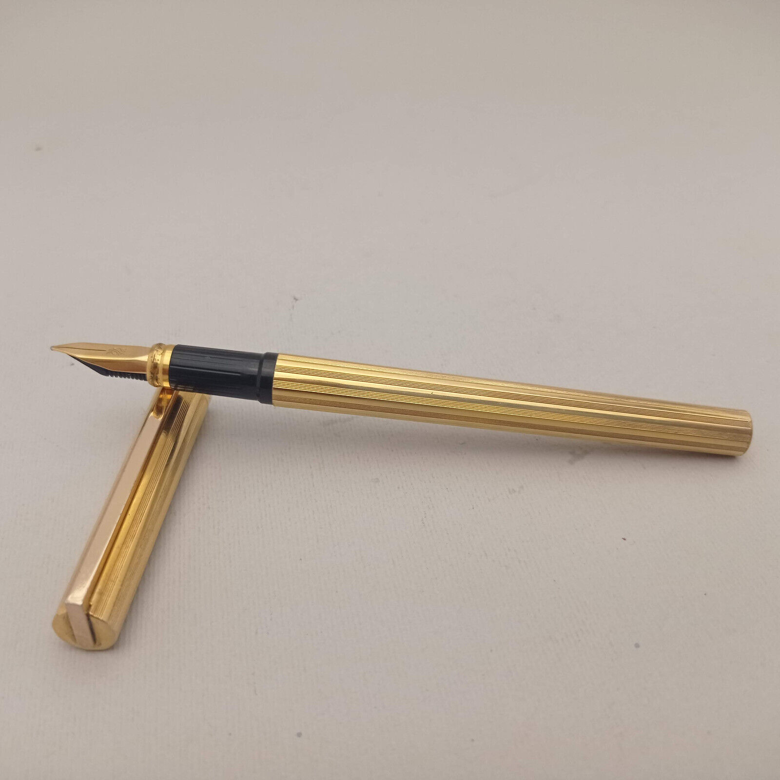 S.T. DUPONT CLASSIC GOLD PLATED FOUNTAIN PEN 18K F NIB S.T. DUPONT CLASSIC GOLD PLATED FOUNTAIN PEN 18K F NIB