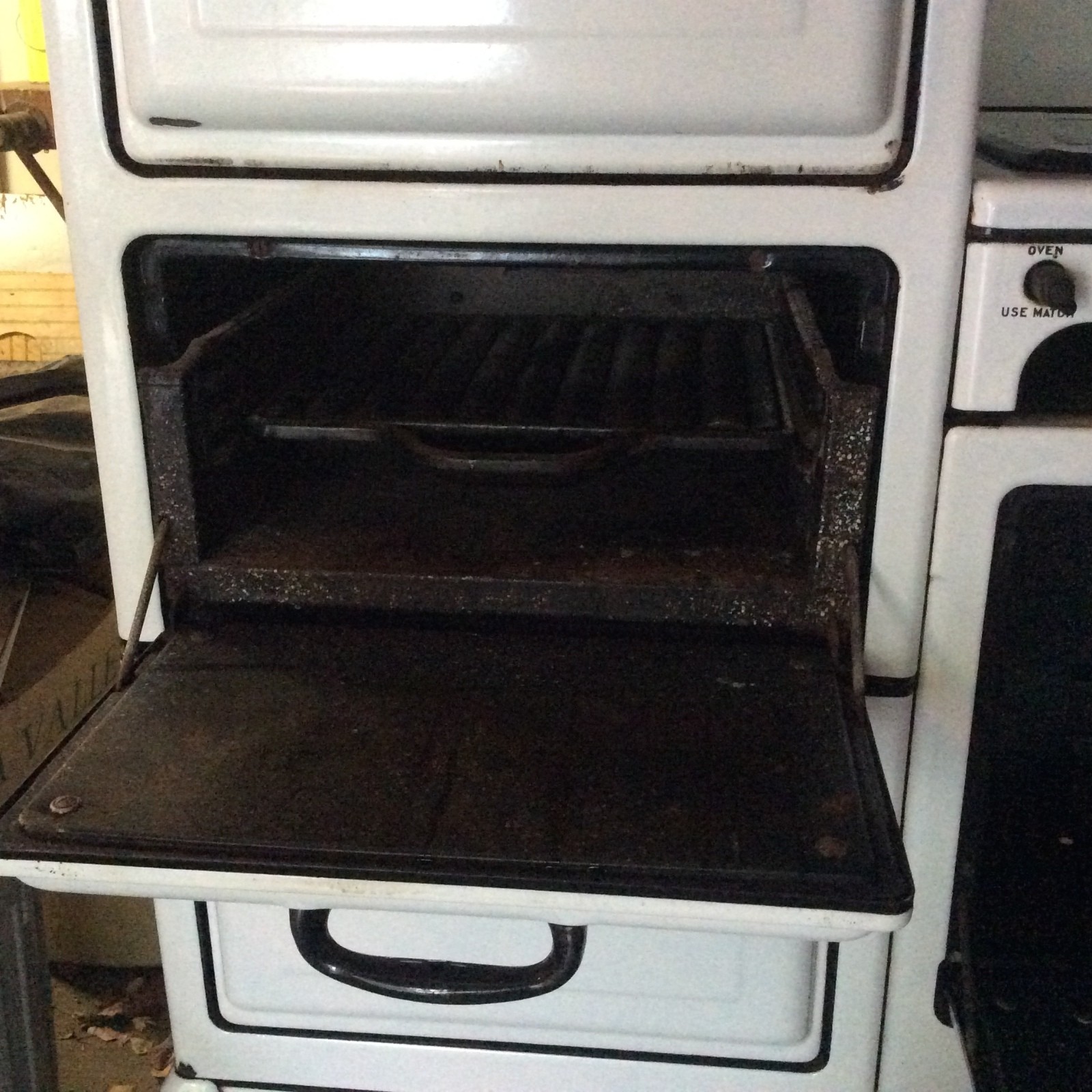 Vintage 1930s Left Stack Magic Chef 1000 Series Oven