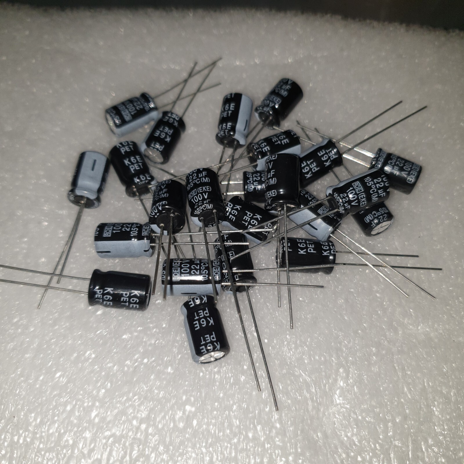 300pcs NEW ROE EKE 22uF 100V 105C LOWESR LONG LIFE AUDIO GRADE HIEND CAPS!8X13mm