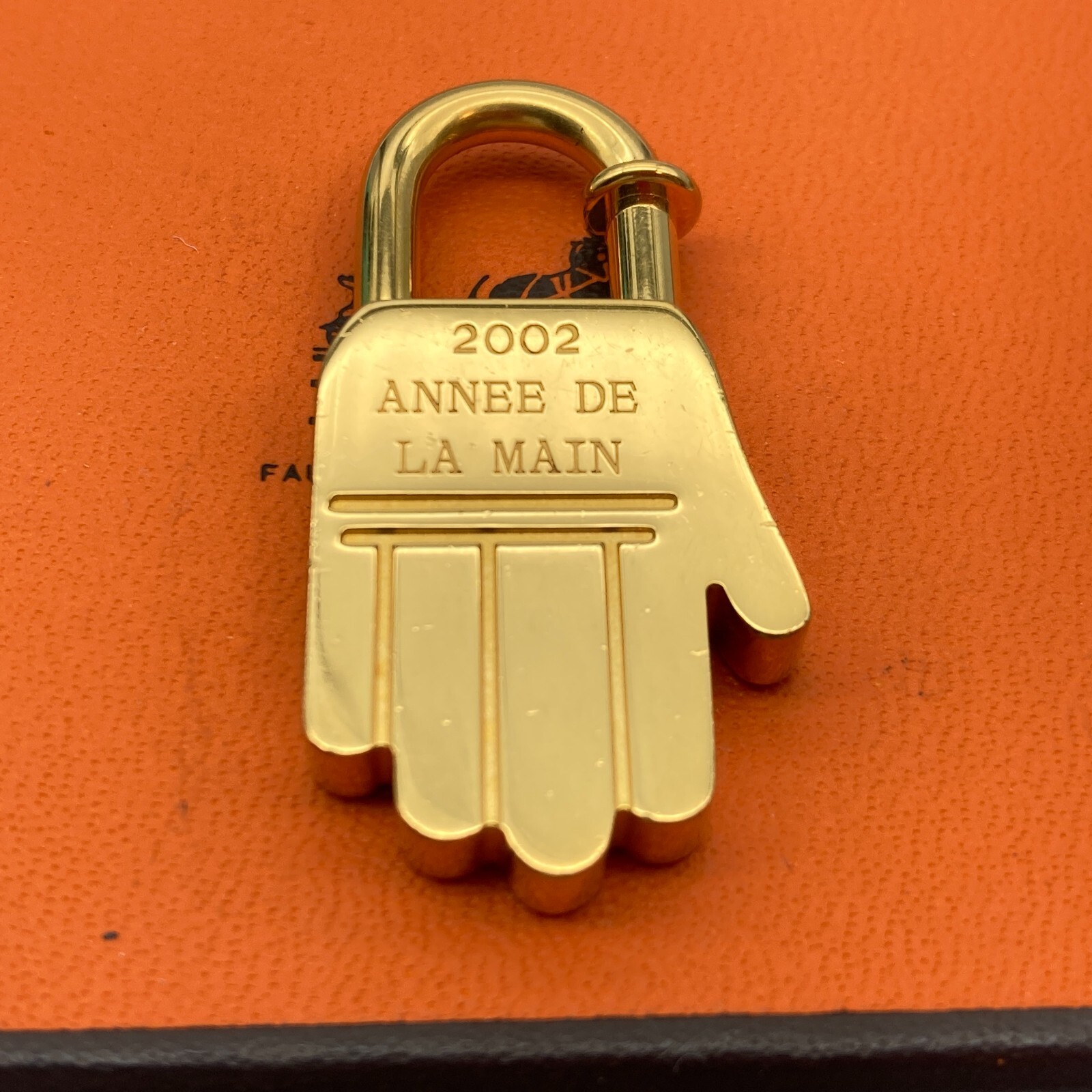 HERMES 2002 ANNEE DE LA MAIN 錠 Hermes 2002 Limited Edition ANNEE DE LA MAIN Hand Motif
