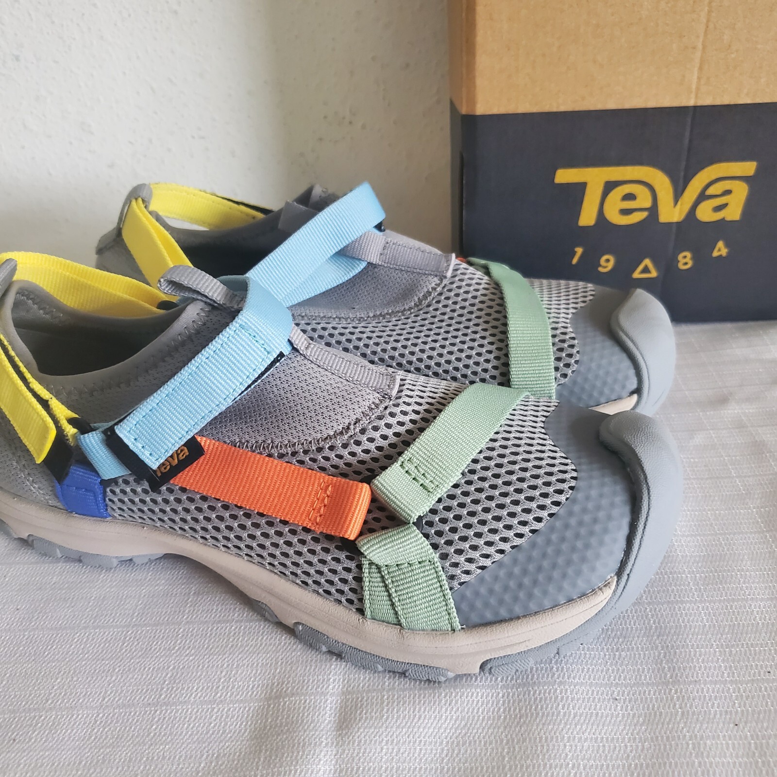 KIDS SIZE 5 GREY MULTI TEVA OUTFLOW UNIVERSAL CLOSED TOE