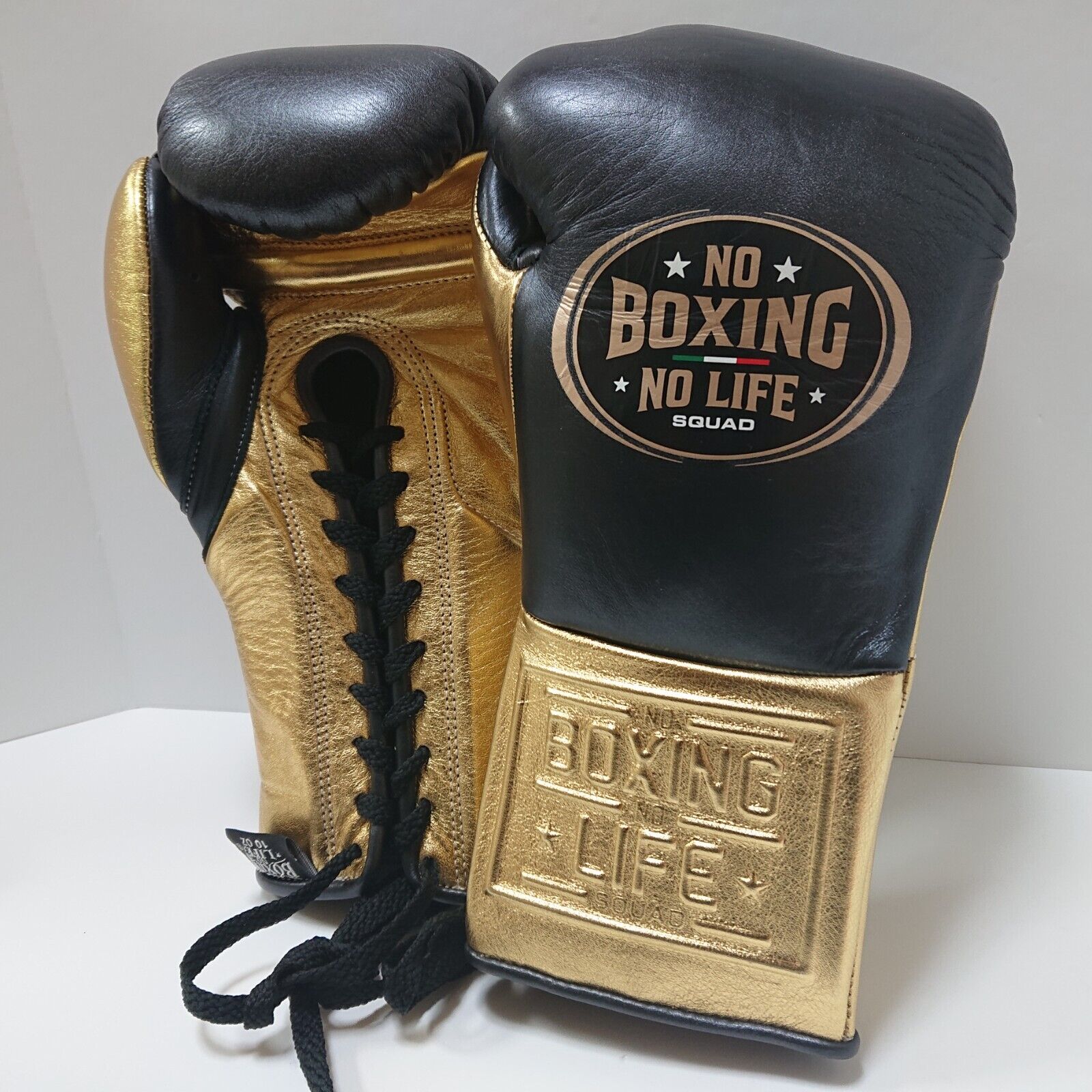 NO BOXING NO LIFE Boxing Gloves 10oz MetallicBlack/Gold Lace NO BOXING NO LIFE Boxing Gloves 10oz MetallicBlack/Gold Lace