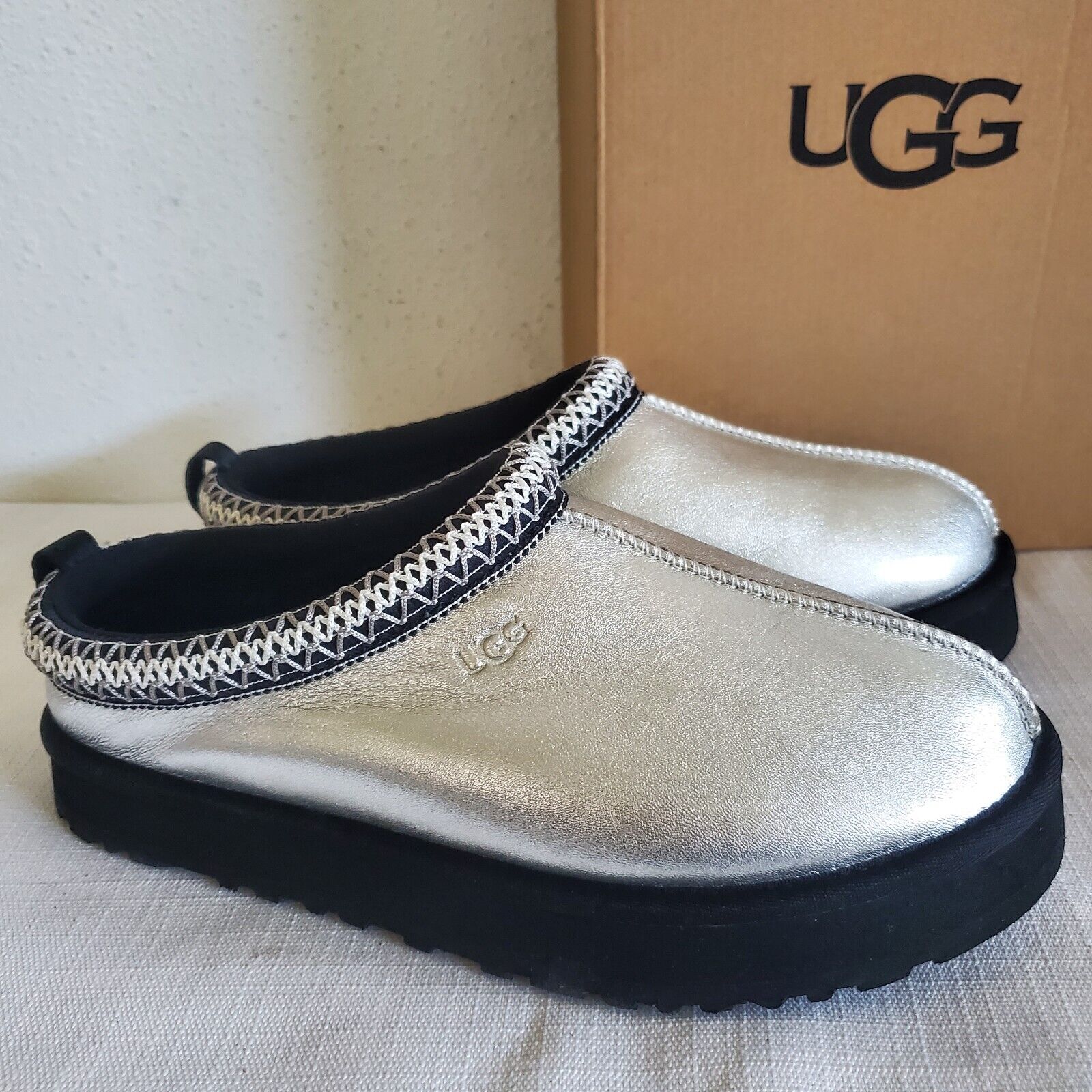 NEW LITTLE KIDS SIZE 13 SILVER METALLIC UGG TAZZ LEATHER NEW LITTLE KIDS SIZE 13 SILVER METALLIC UGG TAZZ LEATHER