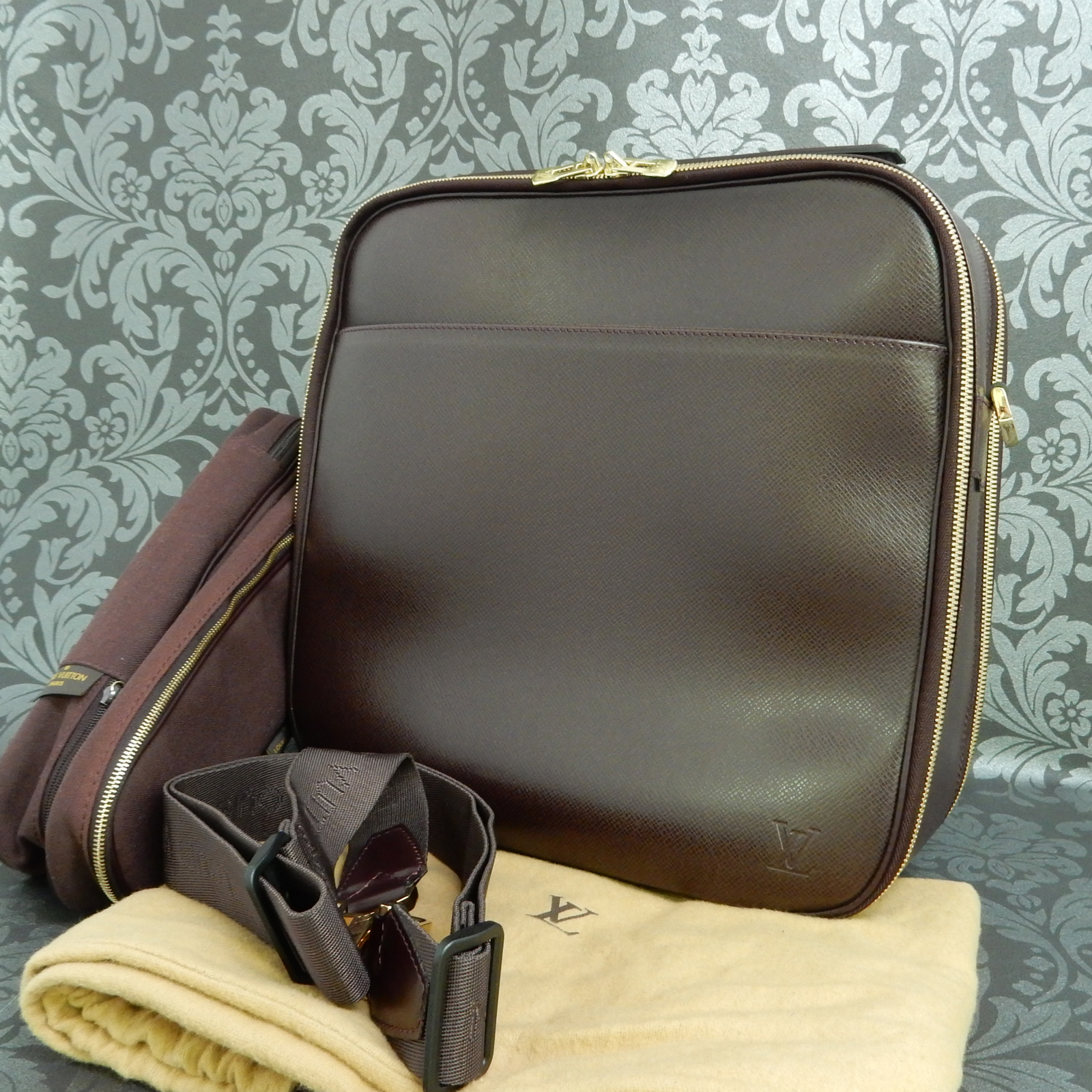 LOUIS VUITTON CUIR TAIGA TURA 2 Way Wine Red Men s Shoulder Bag 1 Rise on eBay