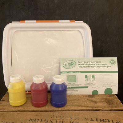 CRAYOLA Easy-Clean Fingerpaint Station No Mess Painting Case + Paint + 8 Sheets