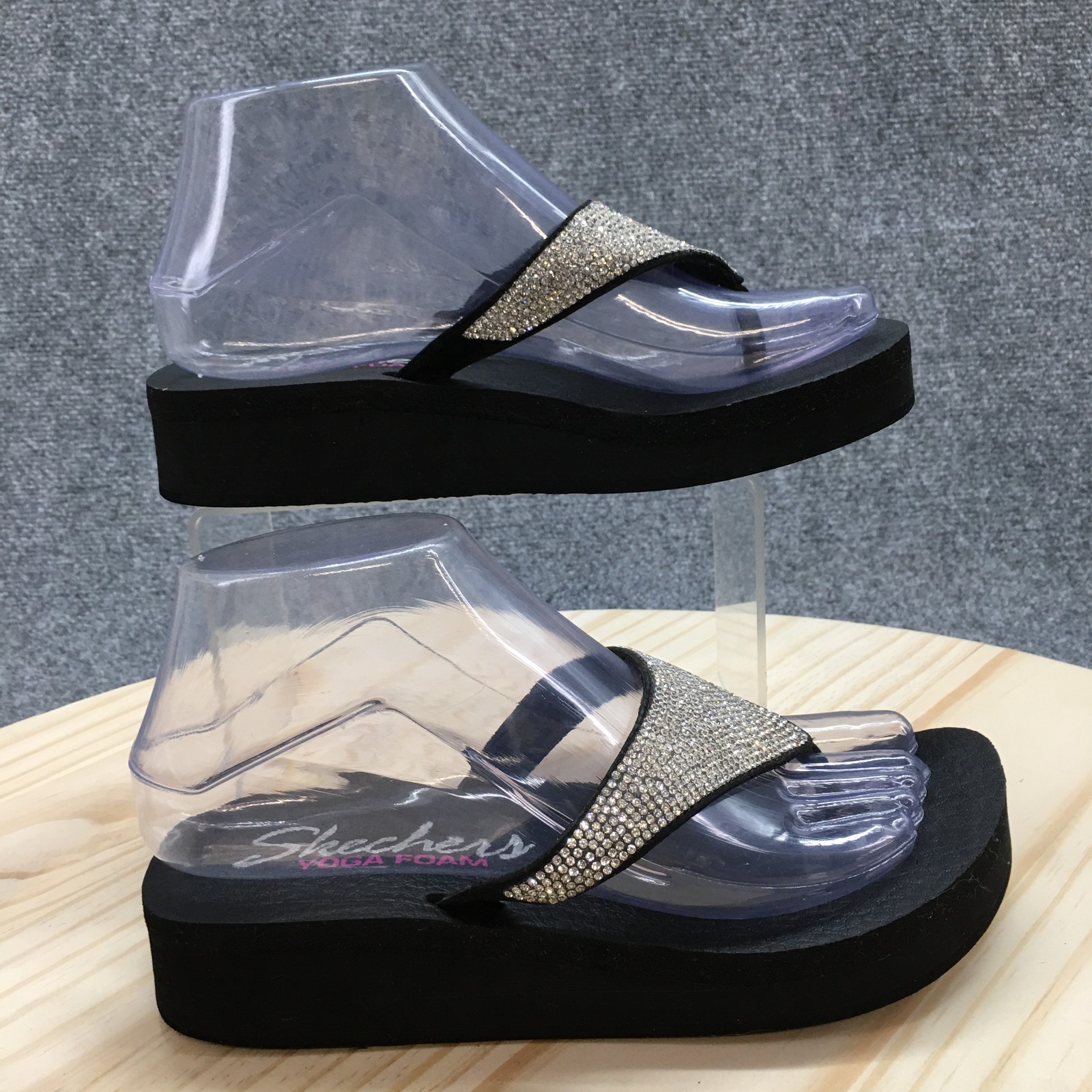 SKECHERS Yoga Foam ブラックサンダル Skechers Flip Flops Womens 6 Black Yoga Foam Thong Studded