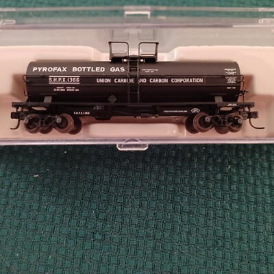 Atlas Model RR, N gauge, 11,000 gal. Tank Car #1366, Pyrofax Bottled Gas, 2002