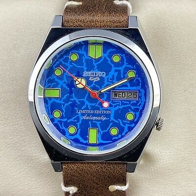 Vintage Seiko 5 Automatic Day-Date Exhibition Back Men's Wrist Watch wf135