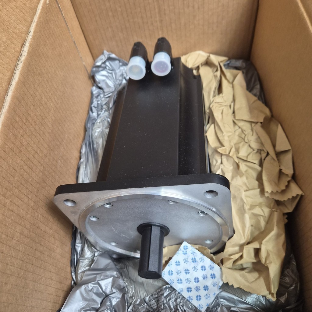 B&R 8LSA66.EB030D000-1 Rev. C4 Servo Motor — 2
