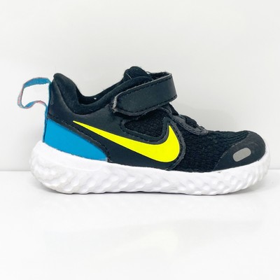 Nike Boys Revolution 5 BQ5673-076 Черные кроссовки для бега, размер 4C