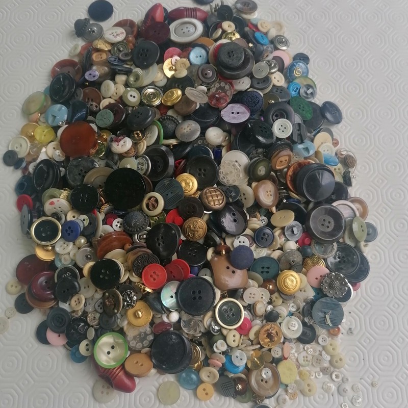 Environ 2200 Boutons Divers Ã  Trier