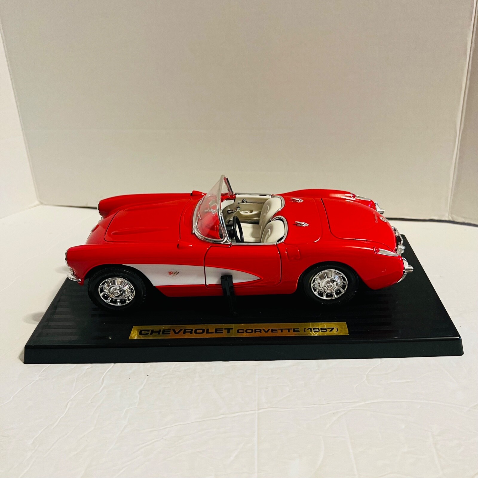 Road Tough 1/18ミニカー シボレーコルベット　1957 レッド Road Tough Die Cast 1957 Chevrolet Corvette Convertible 1:18