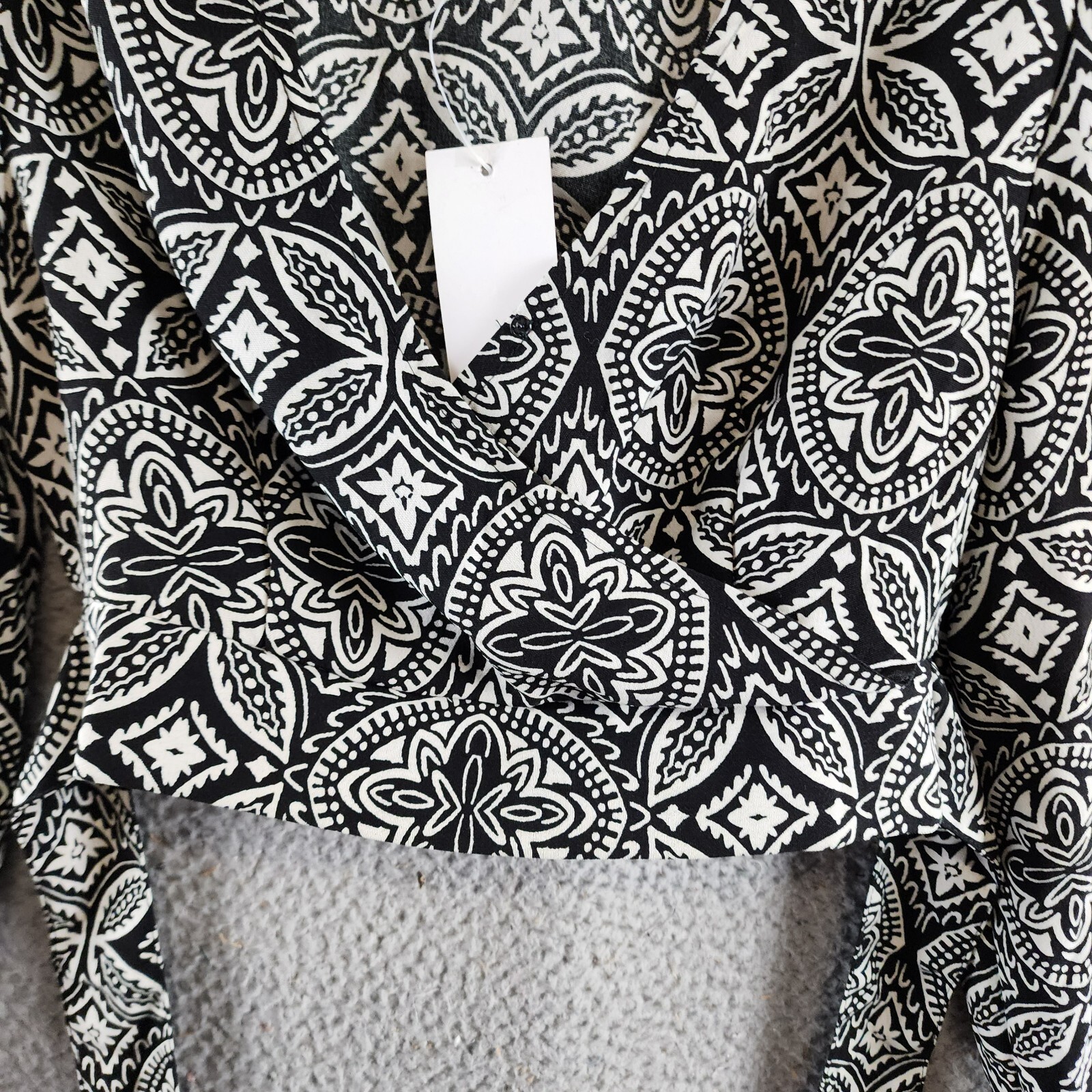 Japna Faux Wrap Printed Cropped Tie Front Top Women's S Black/White V-Neck L/S - Picture 2 of 11