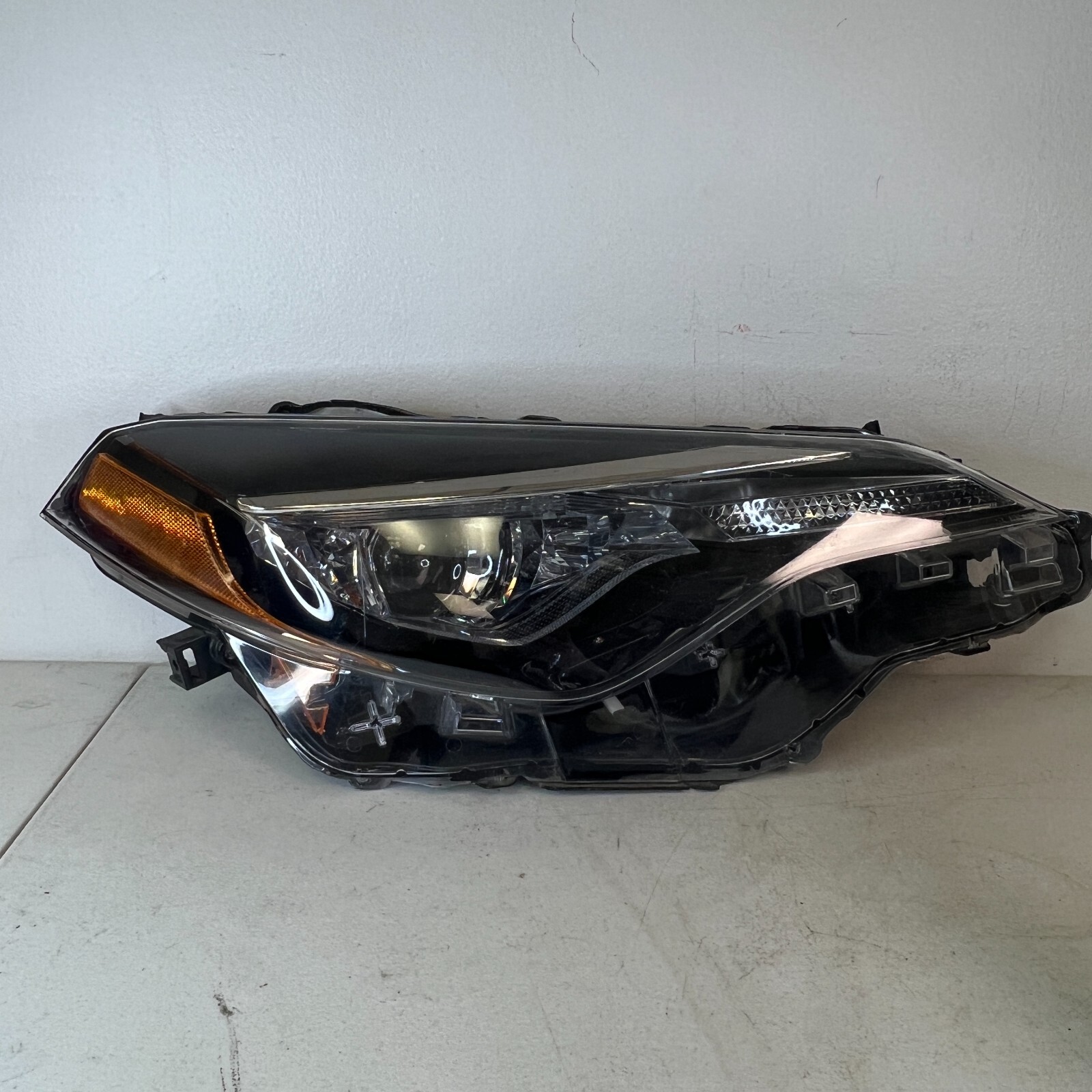 Toyota Corolla Driver Left Side Headlight saeahlipp215 OEM .