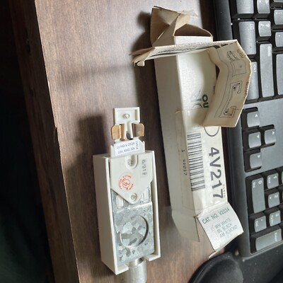 NEW Vector by Juno #V2034-WH Track Power Connector FOR JUNE T/TU/V SERIES White 