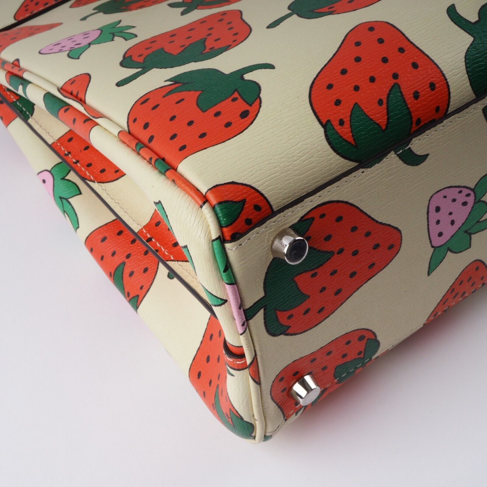 GUCCI Zumi Top Handle Medium Strawberry Print Limited 564714 GUCCI Zumi Top Handle Medium Strawberry Print Limited 564714