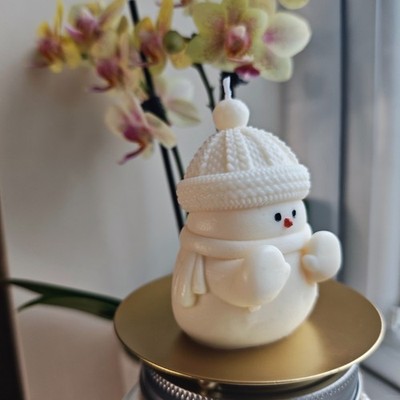 Christmas Snowman Handmade Candle – Mistletoe Kiss Scented – White – Vegan