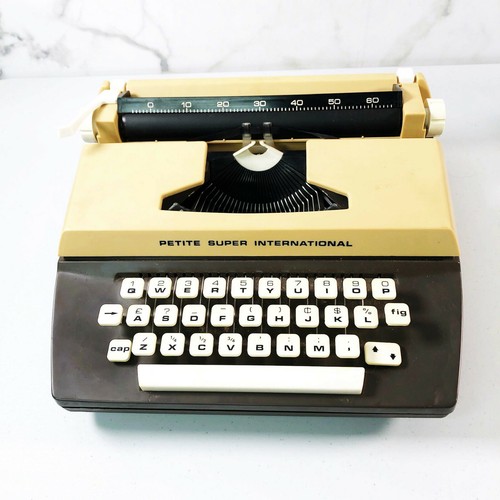 petite typewriter 1980s barbie typewriter