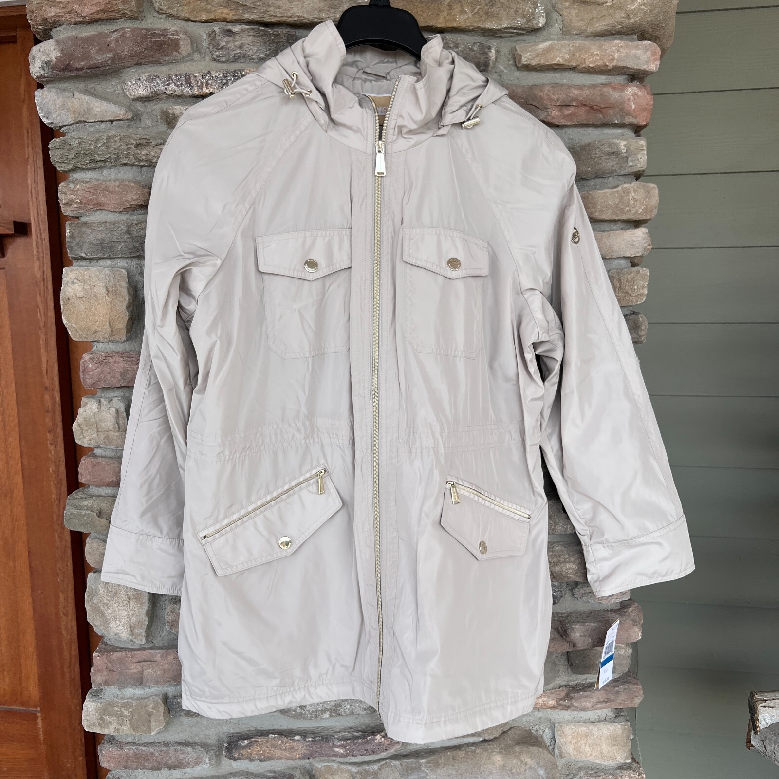MICHAEL KORS マウンテンパーカー Michael Kors Women's Anorak Rain Jacket FZ Gold MK Logo Dune