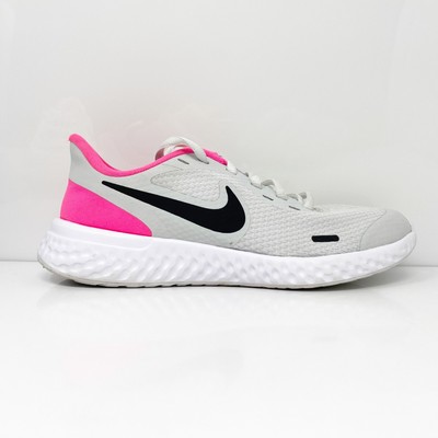 

Nike Boys Revolution 5 BQ5671-010 Серые кроссовки для бега, размер 4Y, Серый, Revolution 5
