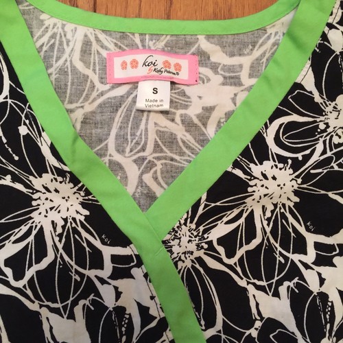 KOI scrub top floral black and white green trim SMALL nursing top Kathy Peterson