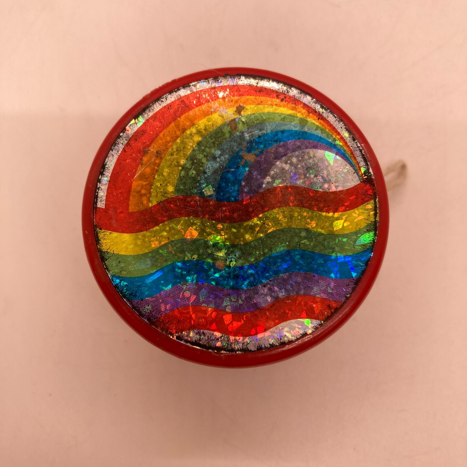 VINTAGE STRING YO YO RED WITH REFLECTIVE  RAINBOW DESIGN 2'' DIAMETER - Picture 1 of 10