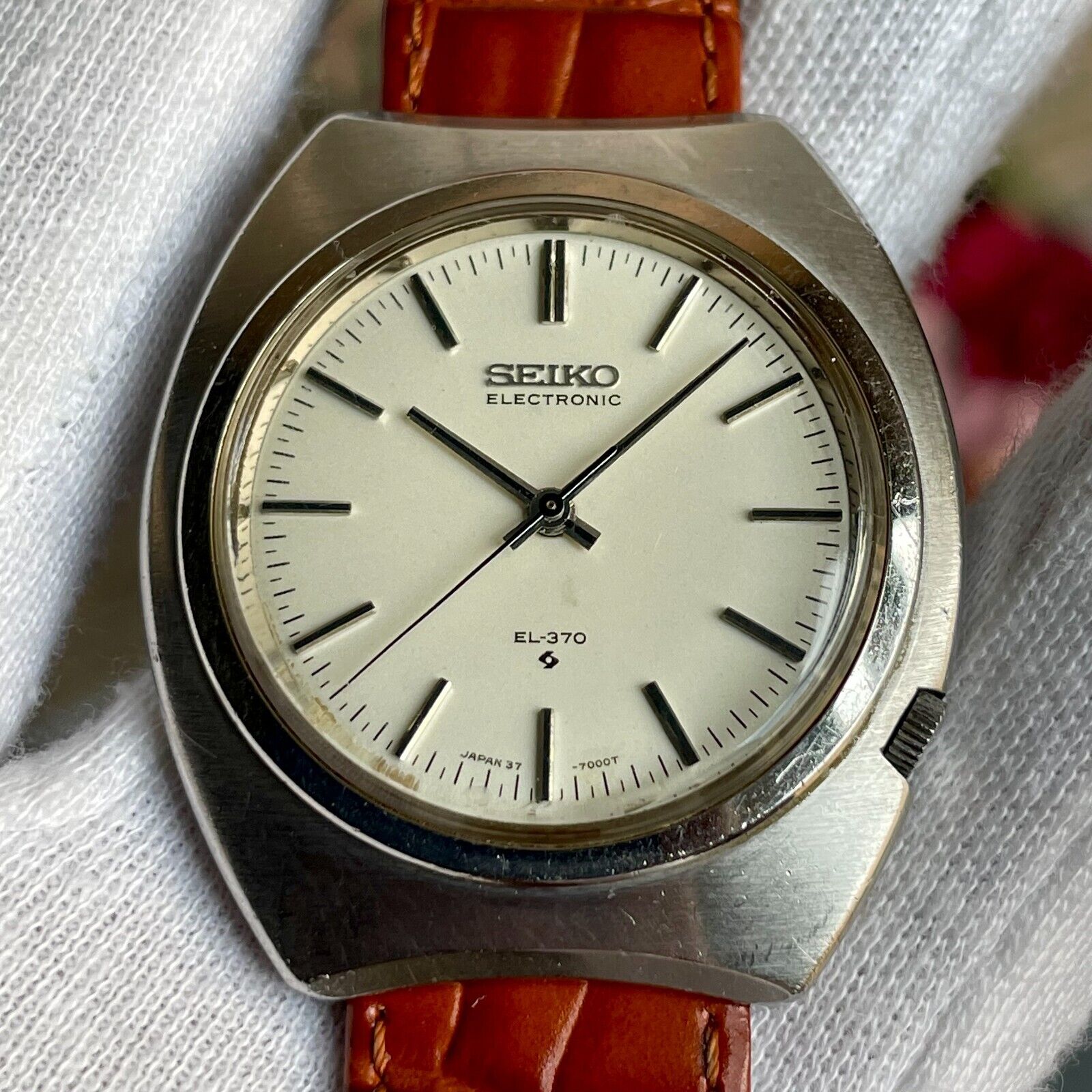 Vintage Seiko Electronic EL-370 Cushion Case Men's Watch 37 Vintage Seiko Electronic EL-370 Cushion Case Men's Watch 37