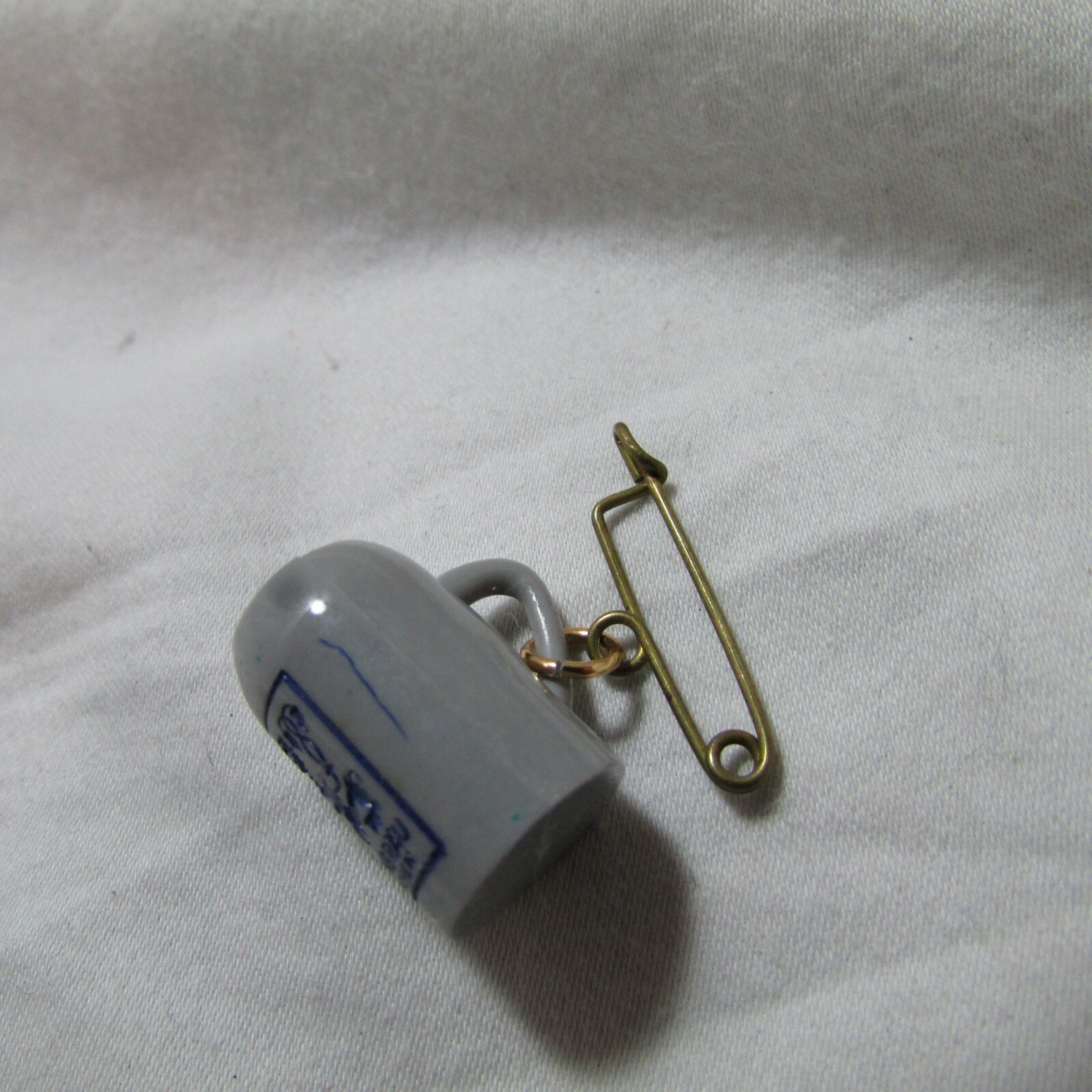 Vintage Lowenbrau Beer Stein Advertising Mini Mug Lapel Hat Pin, Munchen Germany