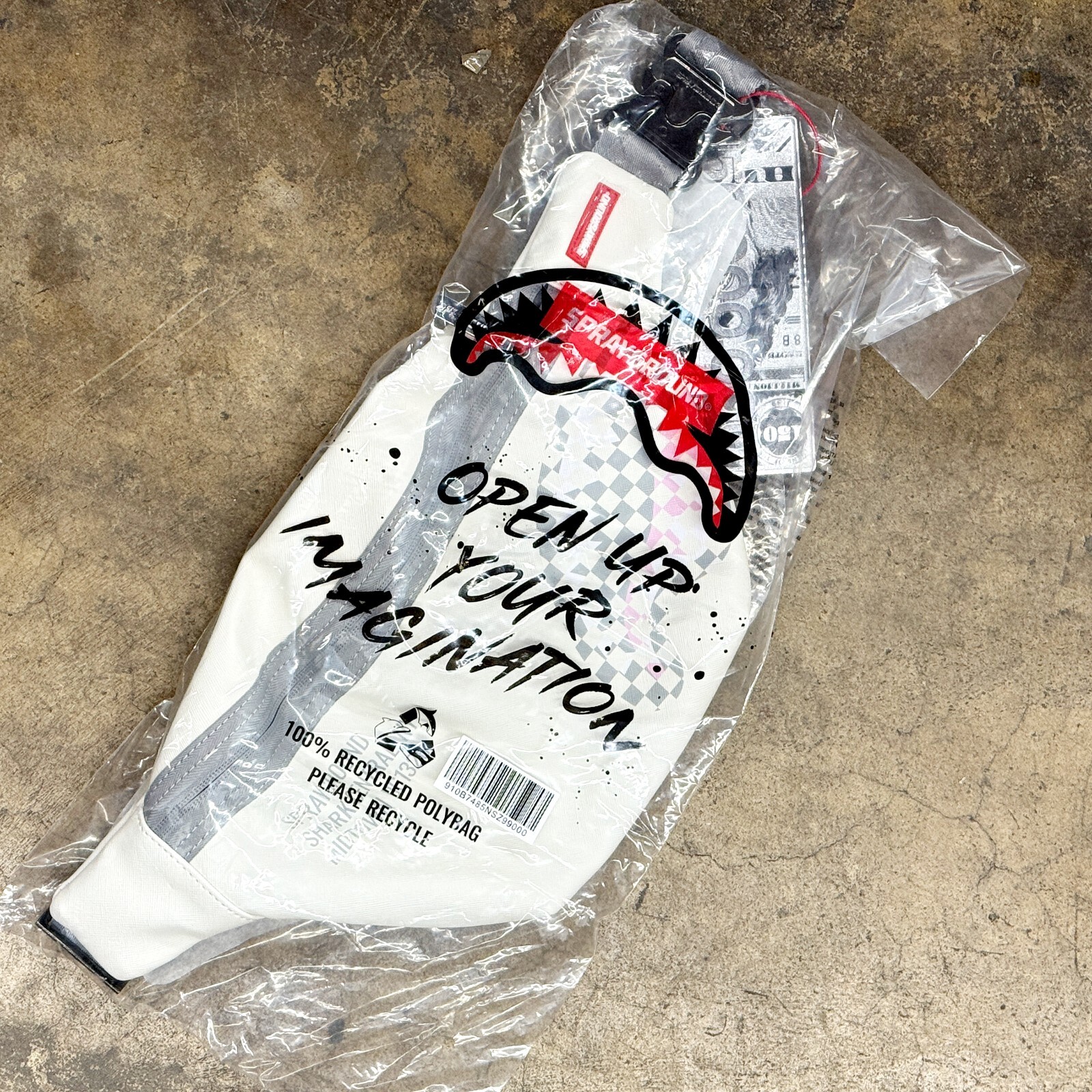 Sprayground SHARK DYNAMIC ショルダーバッグ 国内発送 送関込 NEW* SPRAYGROUND Shark Central Dynamic Savvy Crossbody Bag