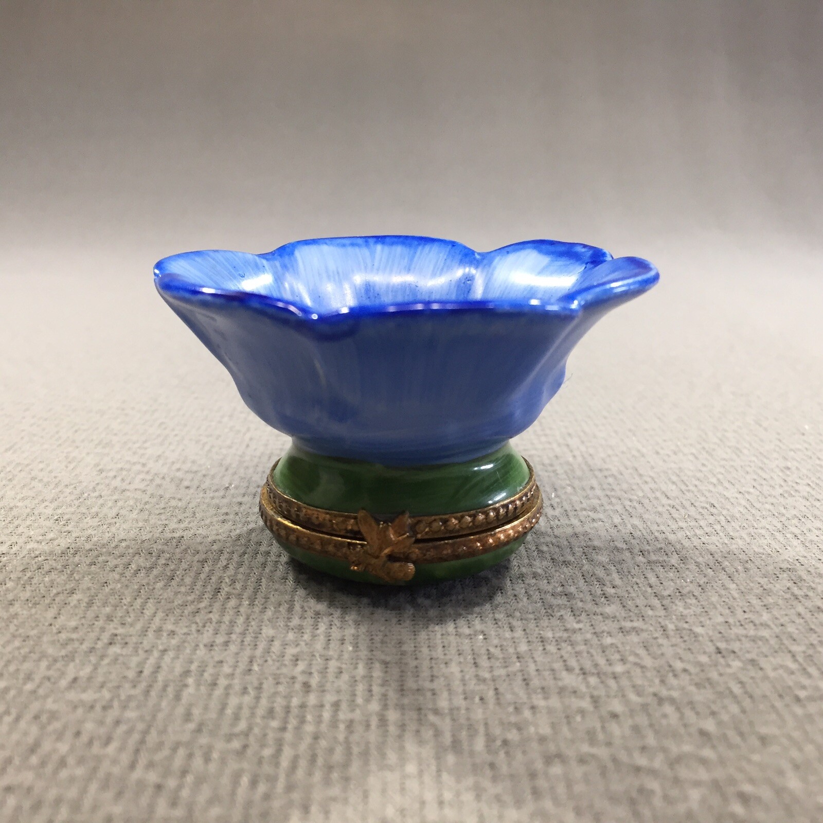 Limoges France Peint Main Blue Flower Bee Clasp Trinket Box